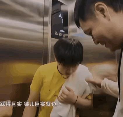 都知道Coco宠溺莎莎，平时喜欢来个“摸头杀”，没想到，也有赔礼道歉的尴尬