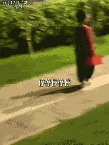 “太吓人了！”江苏盐城，凌晨街头，摆摊的老板娘，看到个8岁男孩，衣着单薄，光着