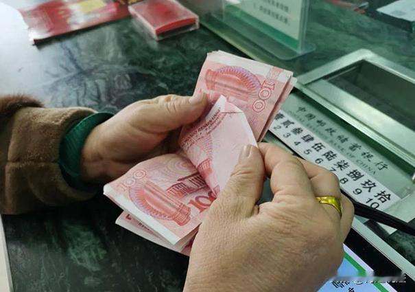 辽宁沈阳，冯大妈25年前办了张7万元活期存折，去年去银行取钱，却被告知钱已取完且