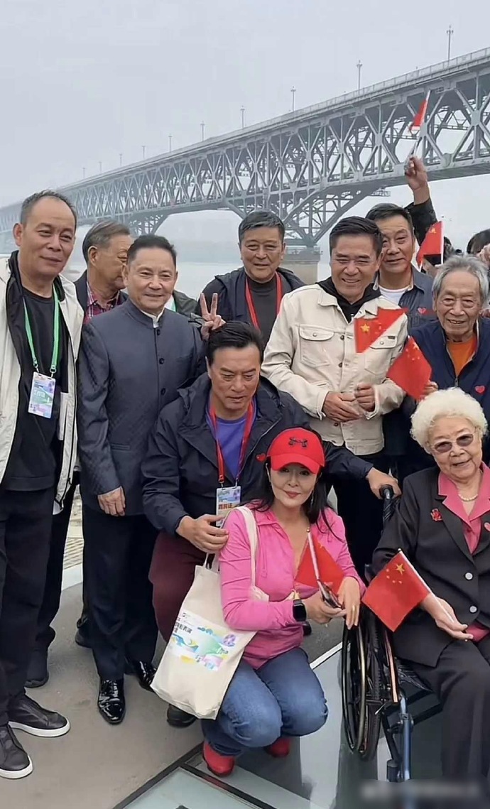 乍一看，以为是一个普通的老年旅游团。再仔细看，发现没一个是普通人