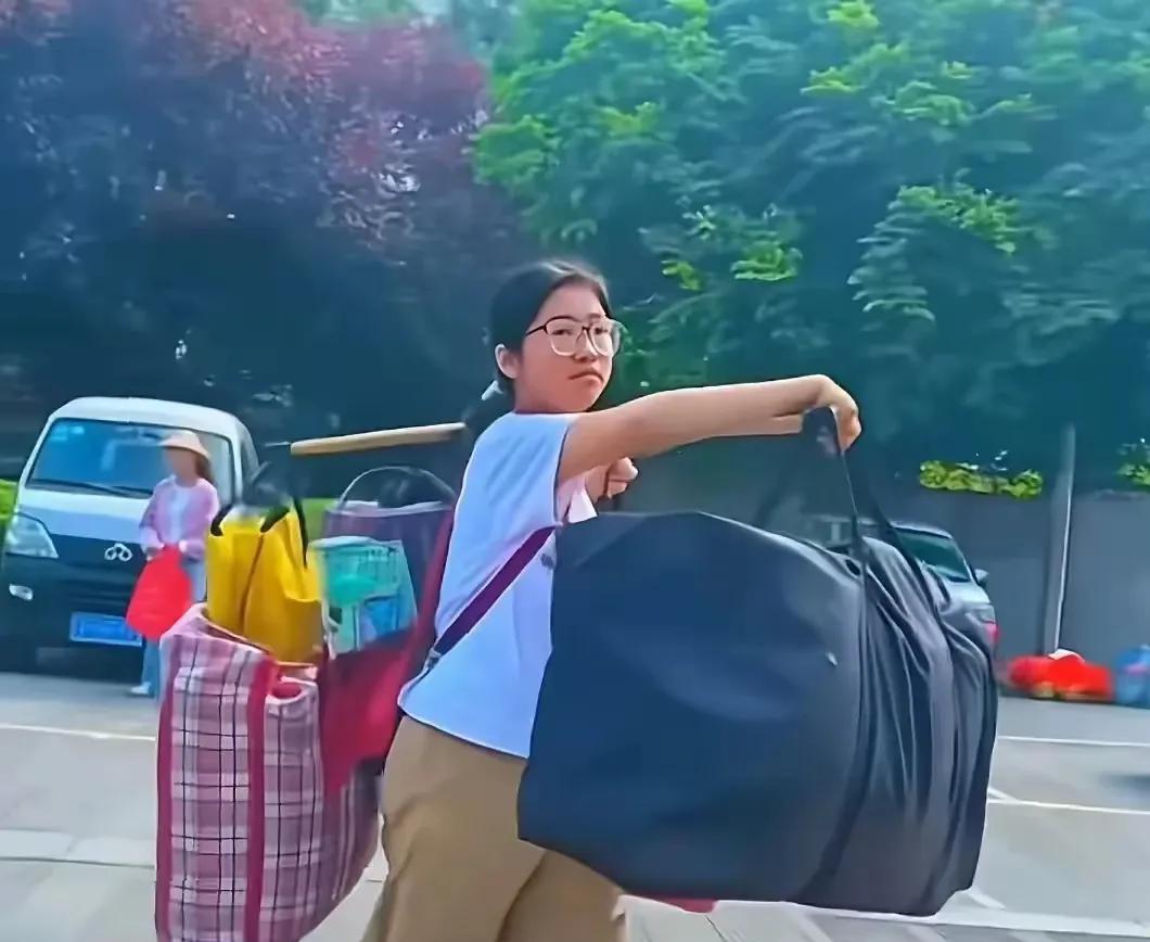 灌阳县的领导完全可以接住“扁担女孩”这泼天的流量！第一，由县委主要领