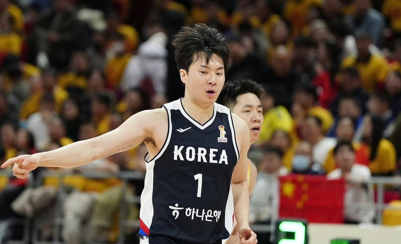 33分10篮板，韩国“汤神”李贤重，让球迷想到了亚洲杯的田中心。中国男篮憾负韩