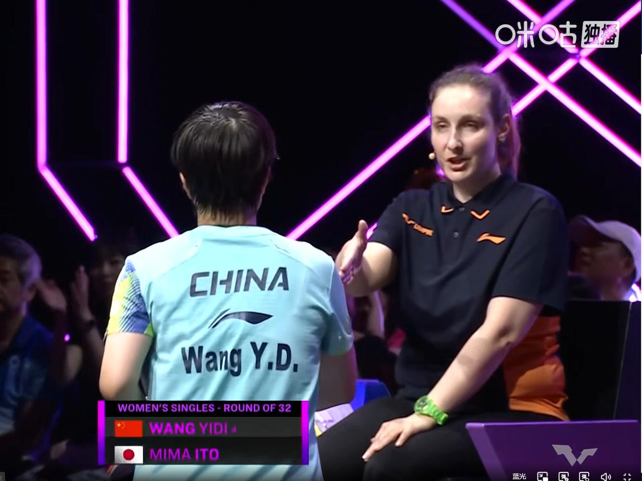 王艺迪情商真高，3:1逆转伊藤美诚之后，第一时间和裁判握手去了。这个裁判因为延