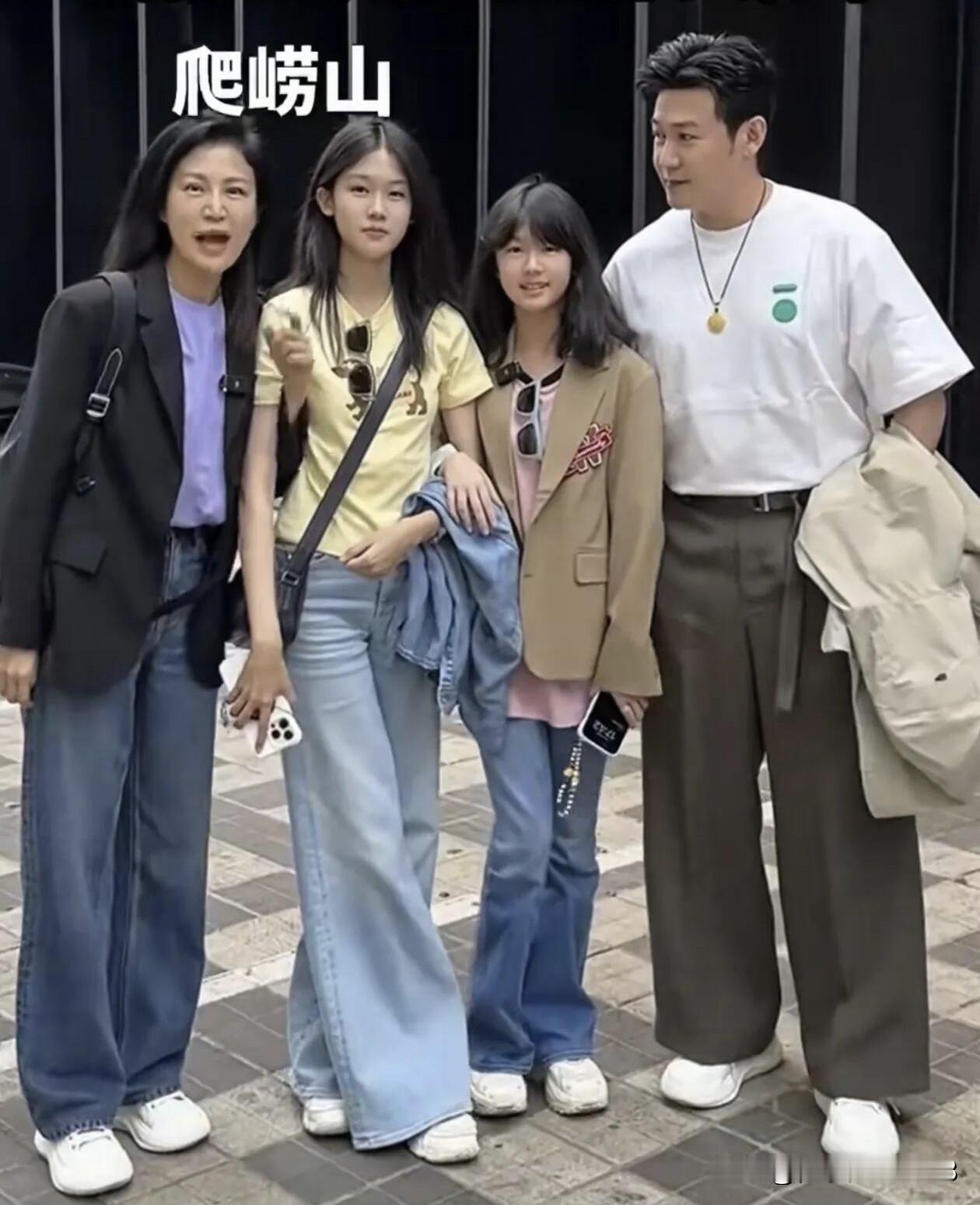陆毅、鲍蕾一家四口的合影太温馨暖人了，两个女儿是青出于蓝而胜于蓝，不得不说鲍蕾是