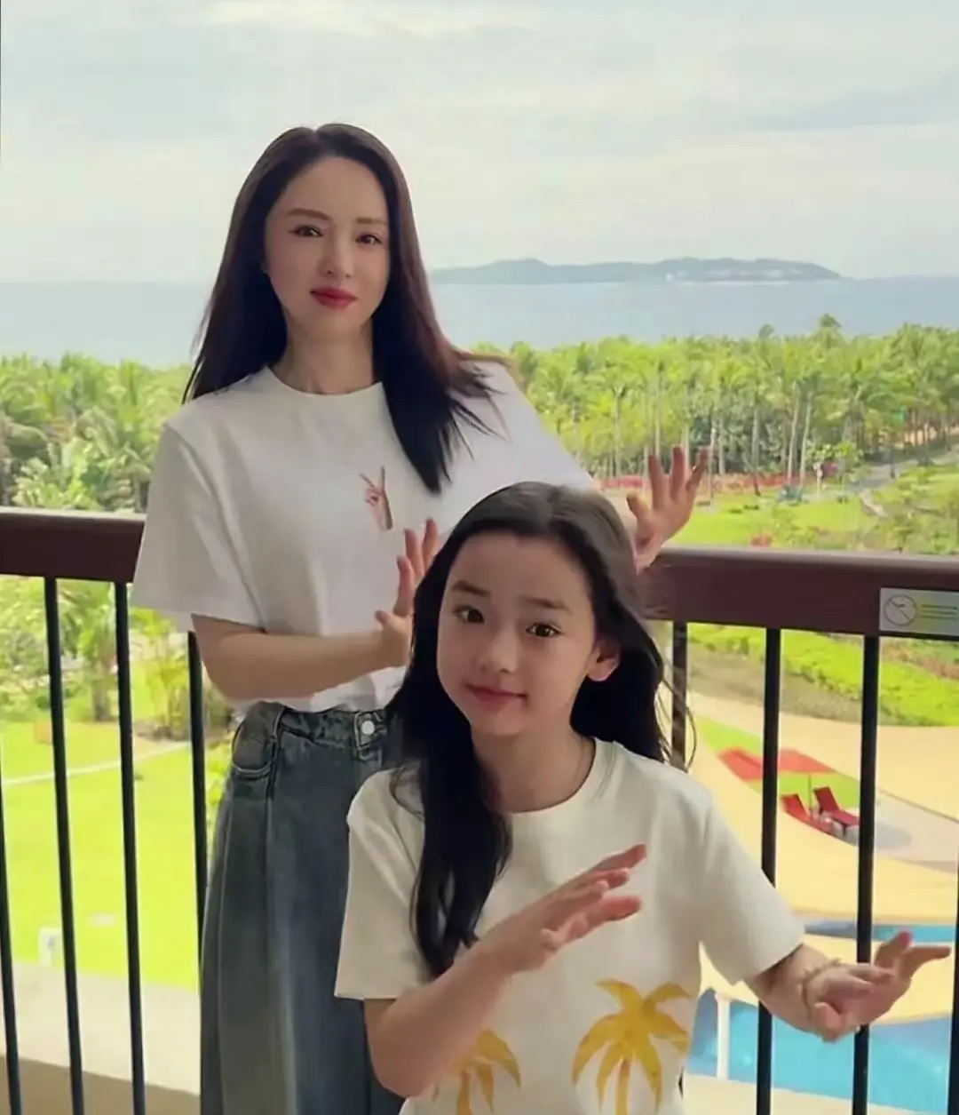 董璇的女儿和爸爸简直一模一样啊