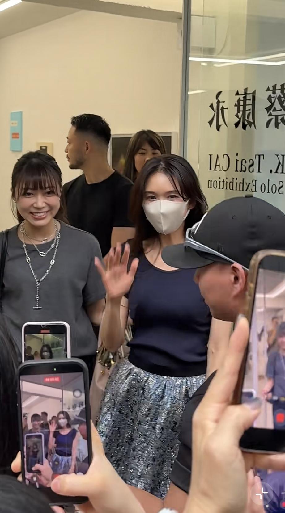 7月3日，林志玲现身日本东京参加蔡康永的个人展，怼脸拍眼袋较重，脸小了，但上半身
