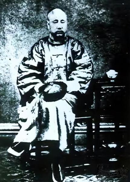1860年第二次鸦片战争期间，僧格林沁率领蒙古骑兵驻守八里桥。清军骑兵手持冷兵