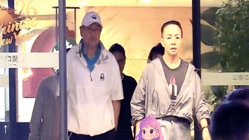 宋丹丹吃完饭跟老公挥了挥手，转身钻进车里，连头都没回。这俩人结婚快三十年了，刚被拍到饭局后告别。没有