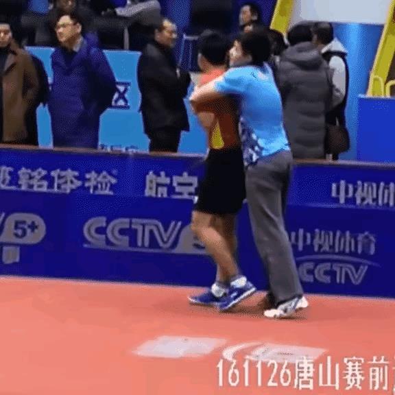 你信不私下王楚钦肯定比孙颖莎还要会撒娇，但估计莎莎也不弱，见到孙铭阳也是主动投怀