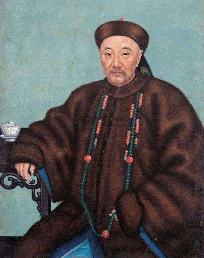 1885年，胡雪岩在被慈禧抄家前，他预感到胡家不保，就将12名小妾召到了身边，一