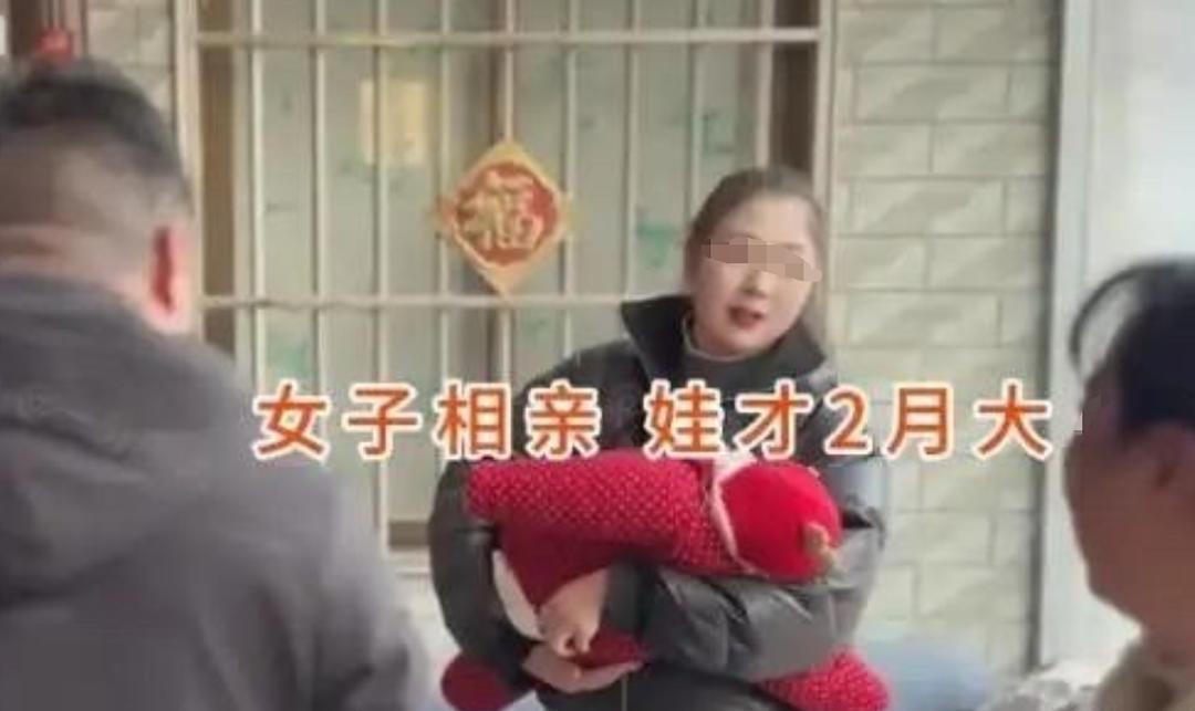单亲妈抱两月婴儿相亲，当场要彩礼22.8万，男方问奶粉多少温度可以冲奶粉！她