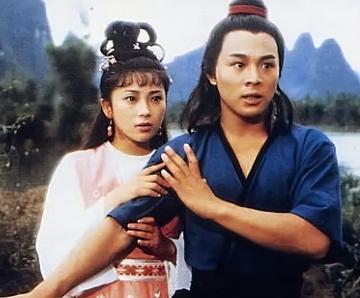 黄秋燕给李连杰端屎端尿7年，女儿婚礼却只能坐第三排！李连杰1982年摔断脊椎