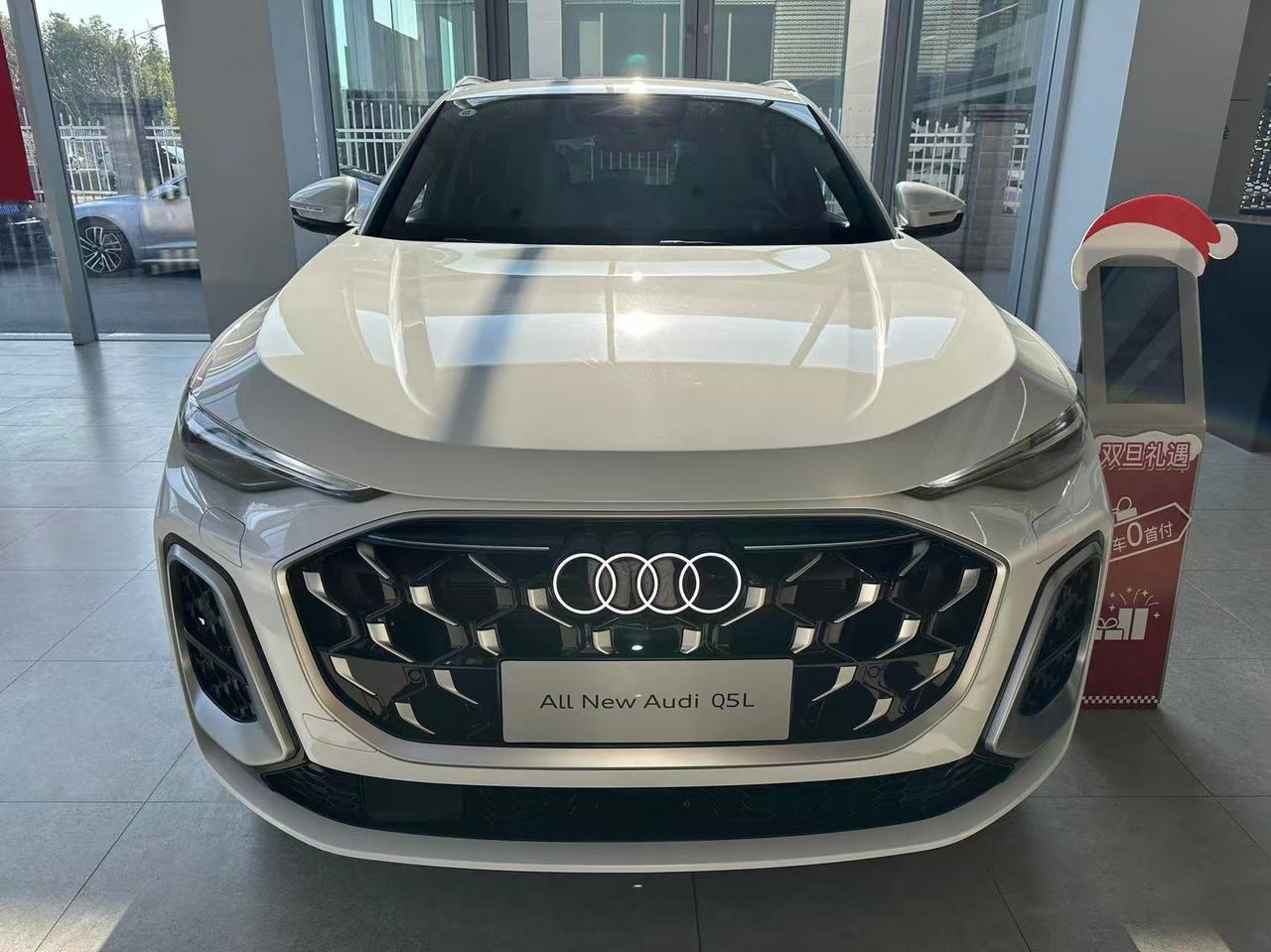 陪家人来给车做保养，顺便看看新款的奥迪Q5L，看完之后，感觉还是老款更好。首先