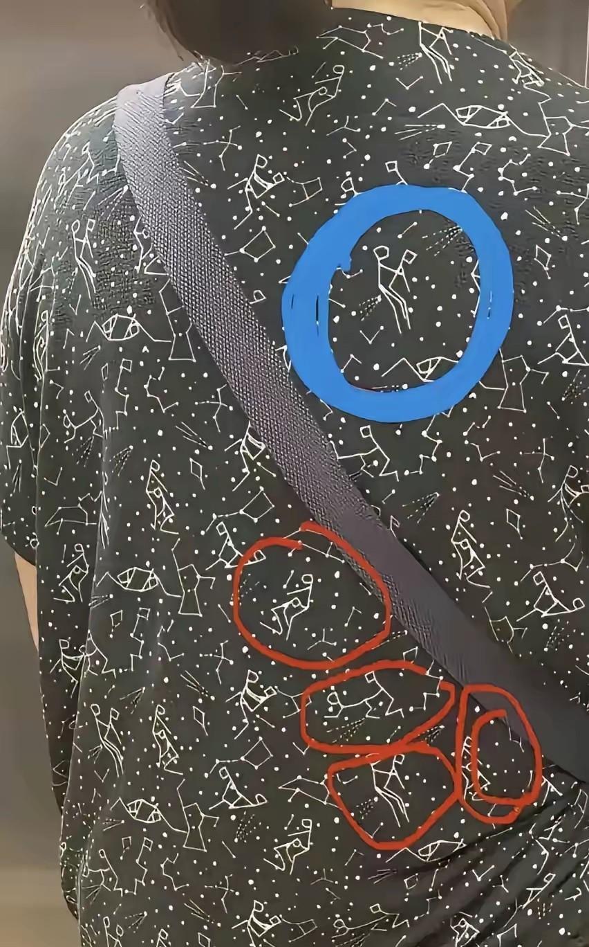 不知道这位大妈自己有没有注意到，但这样的服装能生产出来，就已经出现问题了。也许