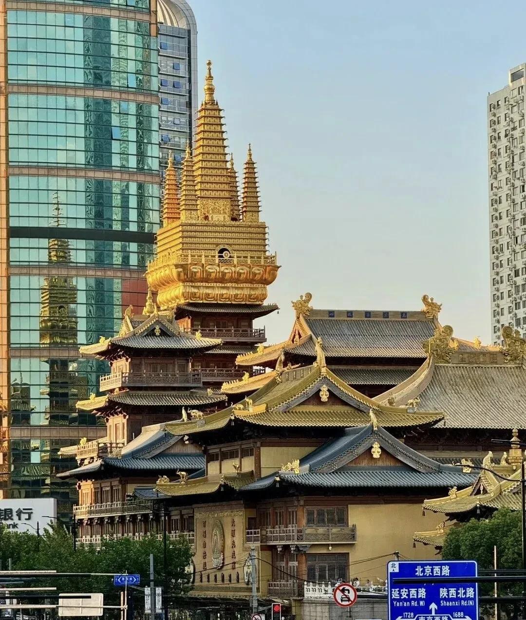 最近魔都的确有点魔幻，静安寺都没什么人流了，以前人来人往的上海火车站周边都冷清了