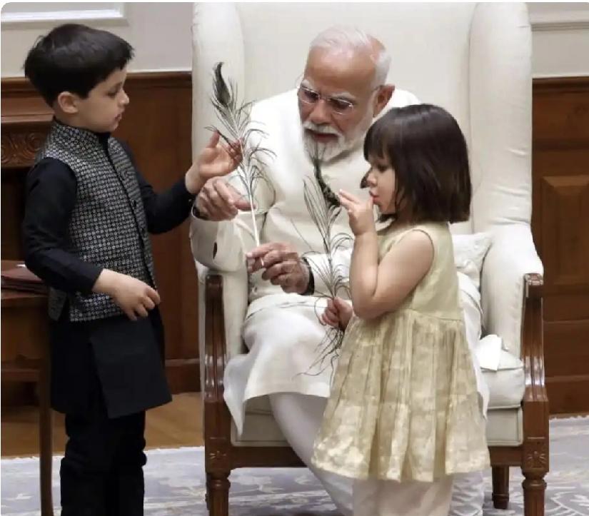 终身禁欲的莫迪没有子女。可是和孩子在一起的莫迪，还是个慈祥的老爷爷；儿孙绕膝
