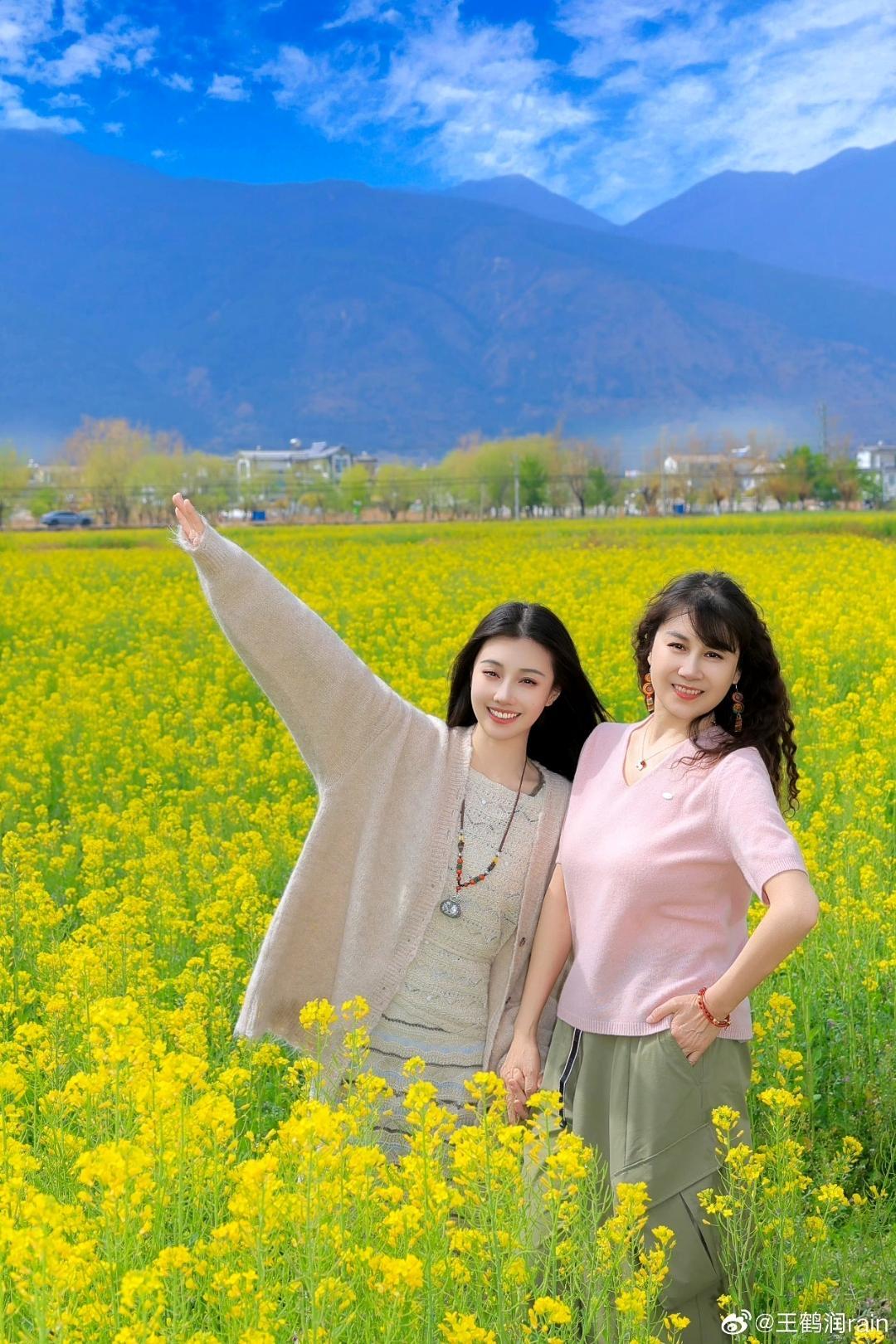 当金黄的油菜花漫山遍野盛放，王鹤润与妈妈在田野间定格了最温柔的春日瞬间。她身