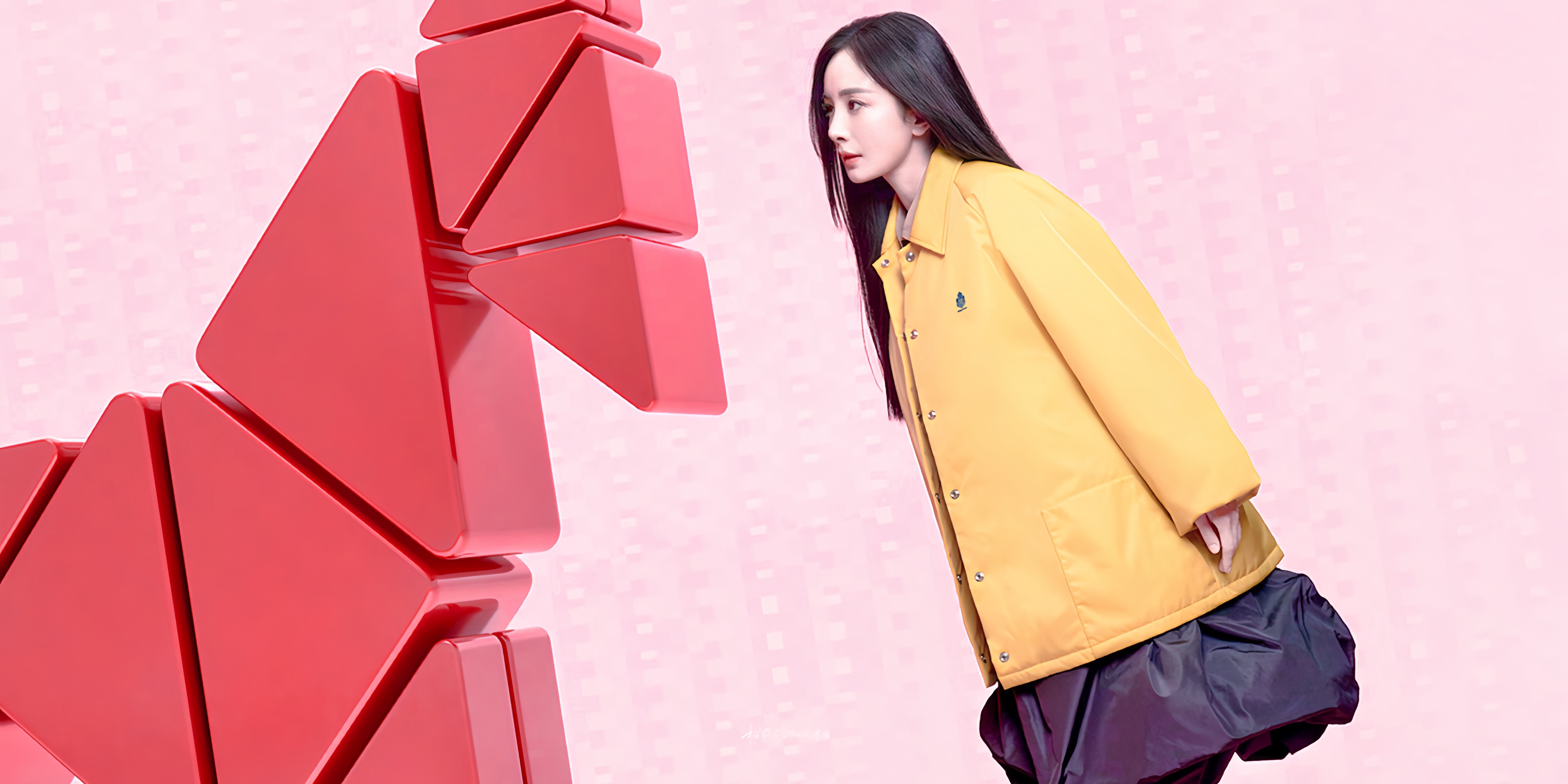 杨幂ym杨幂prada品牌代言人团团收到了一则修图投稿，好图共享，是我们的P