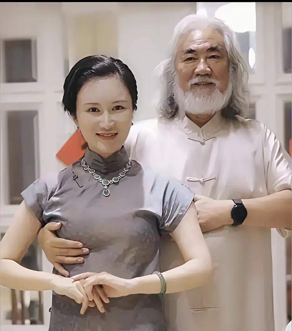张纪中又出来秀恩爱了！这一次秀的姿势很正规！两人都抬头挺胸，面带微笑，目视前方！