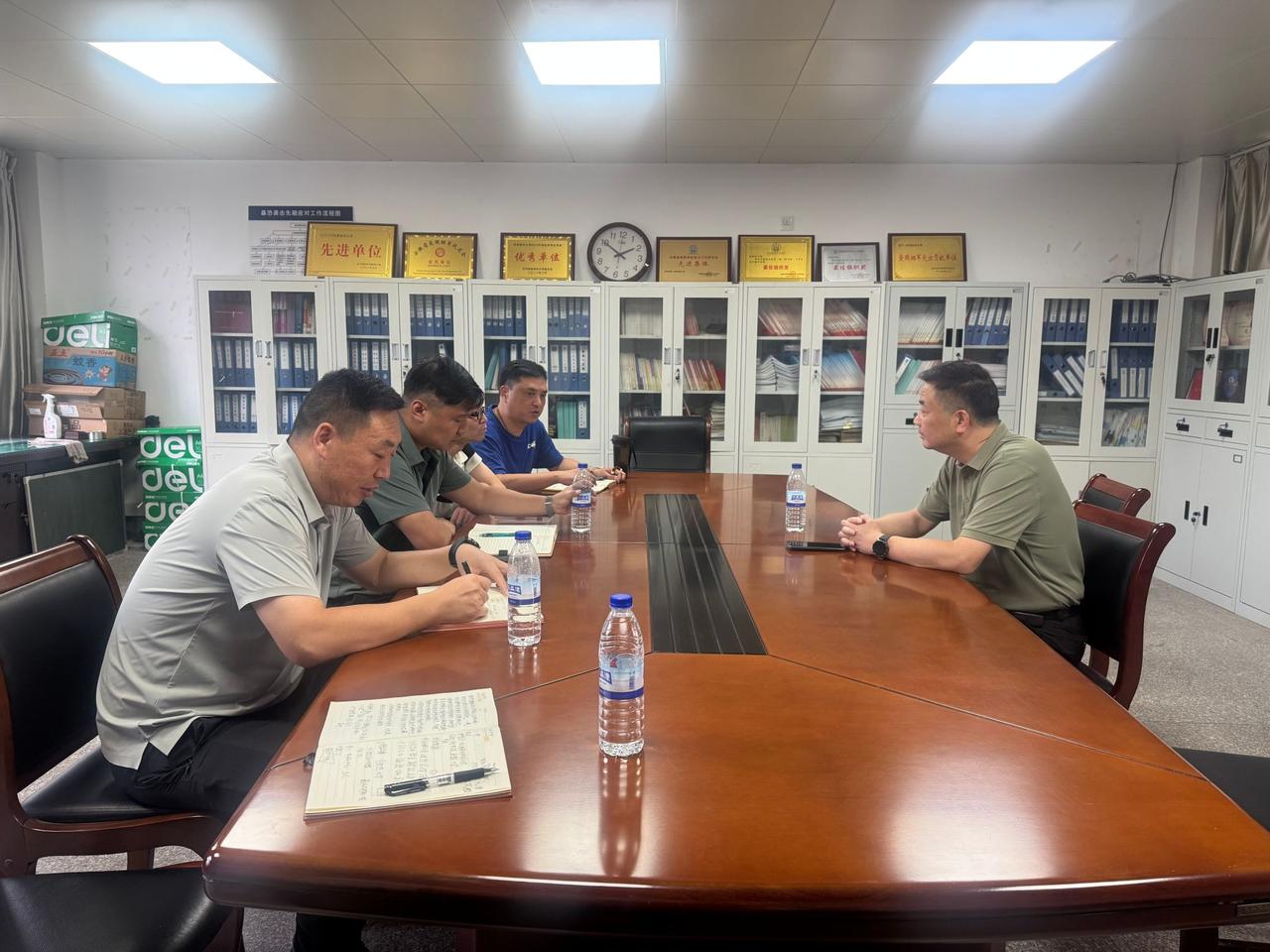 校长不抓考勤行不行我认识一位非班主任老师，跟我吐槽过考勤这件事。他没有班