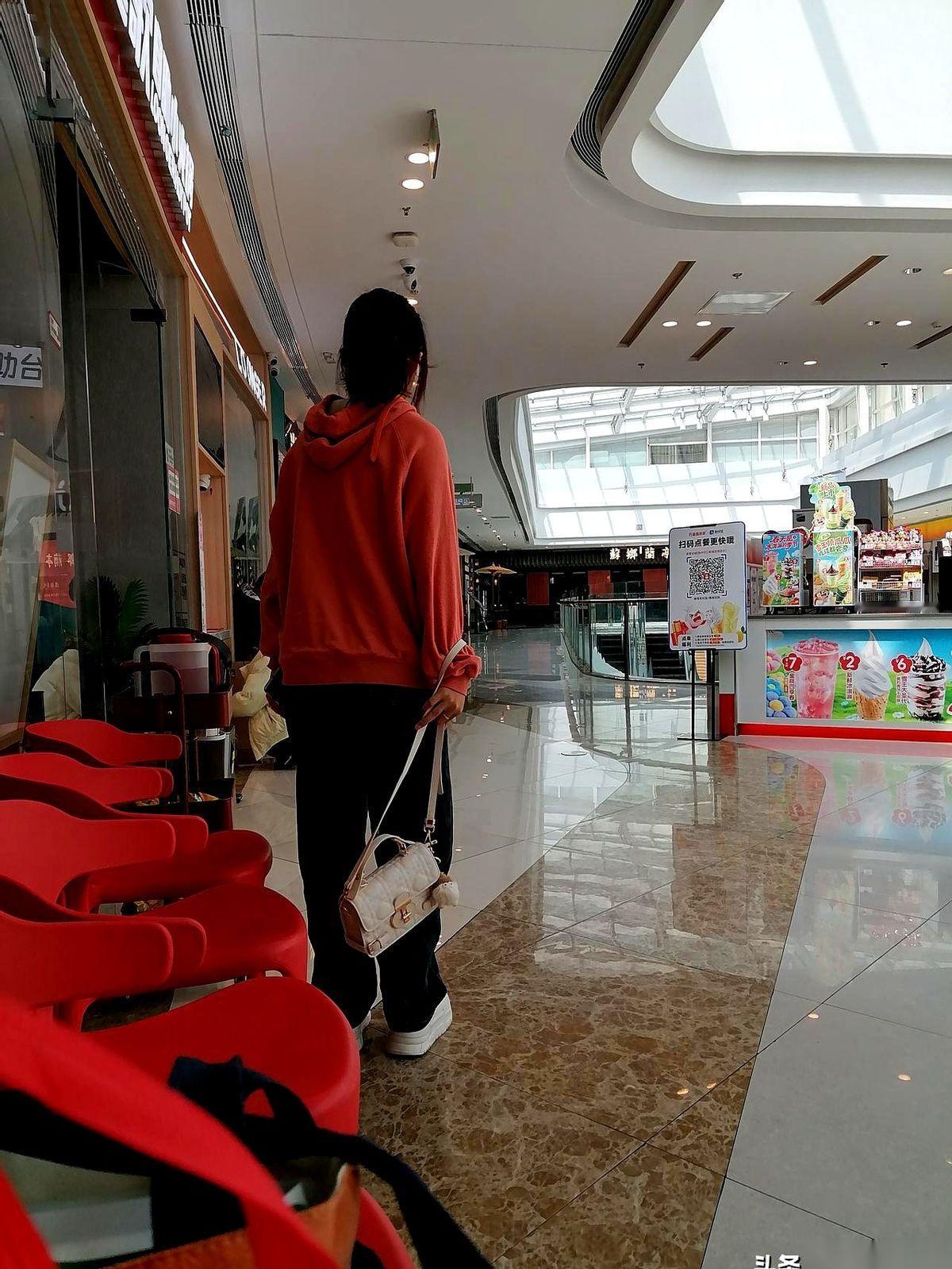 亲姑妈过世三天了，全村都在忙着吊唁，我连门都没出。她家在镇上显赫得很。大表哥是