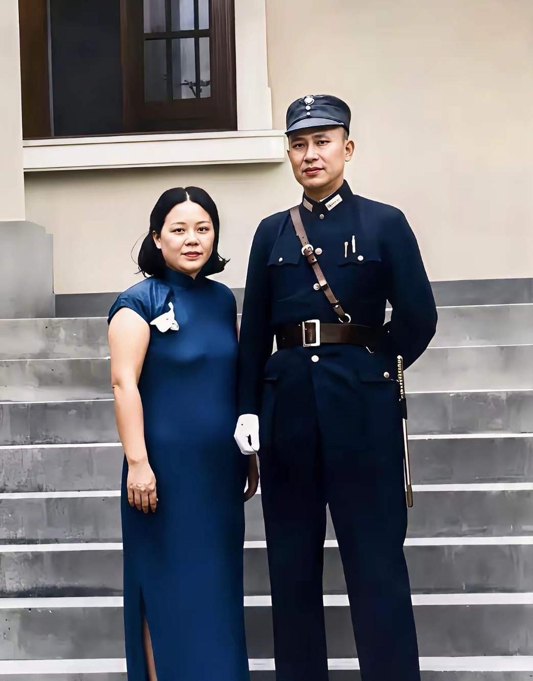 这是1939年，桂林，当年46岁、时任桂林行营主任白崇禧与36岁的夫人马佩璋在家