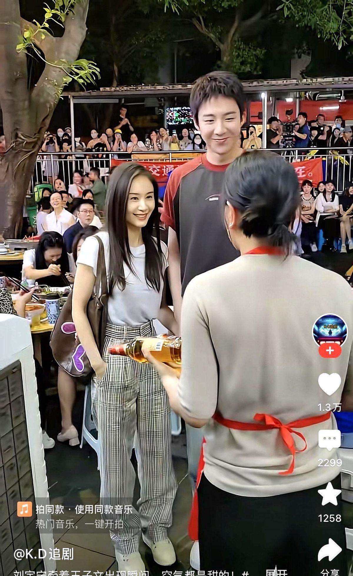 刘宇宁牵着王子文，这画面直接刷爆了！《玫瑰丛生》里他俩的CP感，真的让人一言难尽