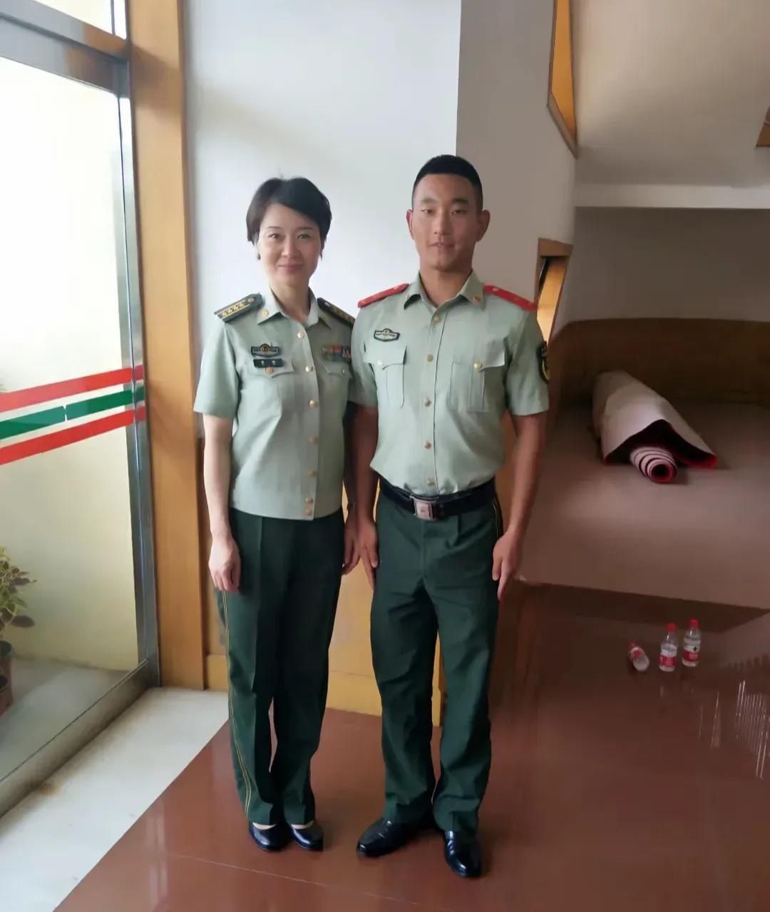 这二位军人的军衔有什么不一样吗？一个是绿色的，一个是红色的