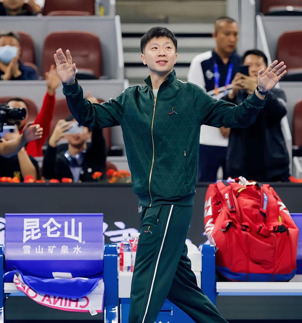 看马龙说最怕跟樊振东打球，突然懂了什么叫“长江后浪推前浪”。主持人问他跟谁