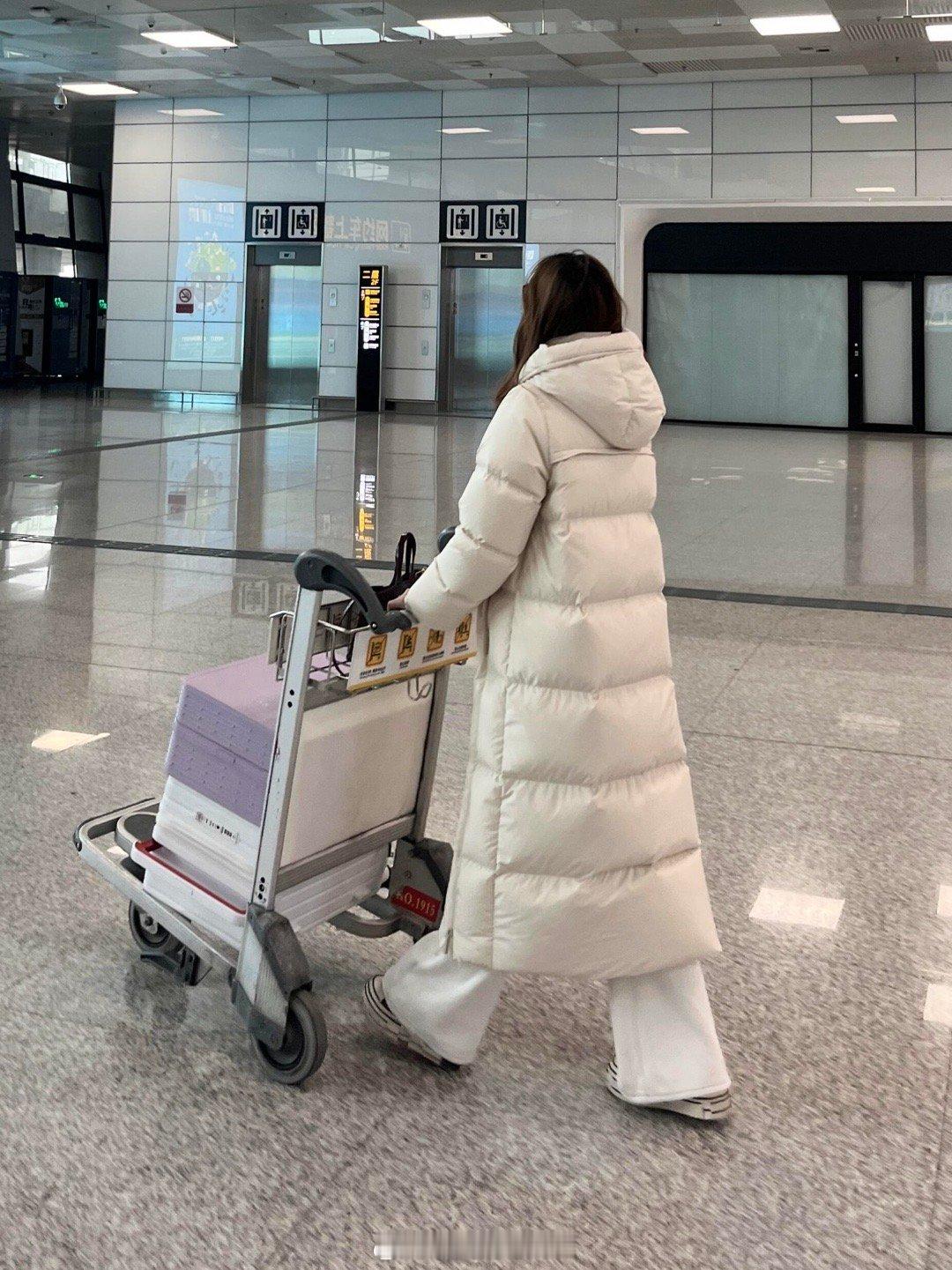 感觉穿这件回家过年真的会妈见夸！|||闺蜜这个白色长款羽绒服简直绝了！超级显瘦！