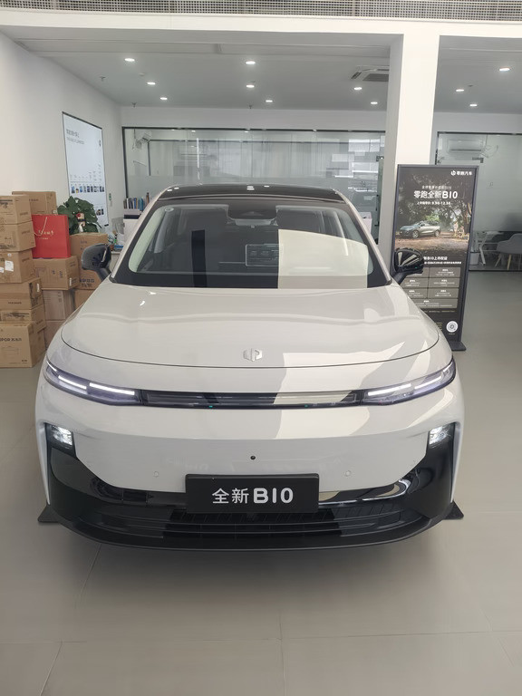 全新一代零跑B10这次上市，直接把10万级纯电SUV的内卷程度拉到了天花板，起步价仅9.98万，就连