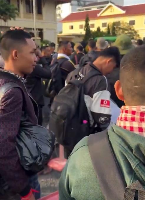 柬埔寨新兵要紧急赶赴前线！柬埔寨新兵的普遍问题，是不愿意战斗到最后。因为柬埔