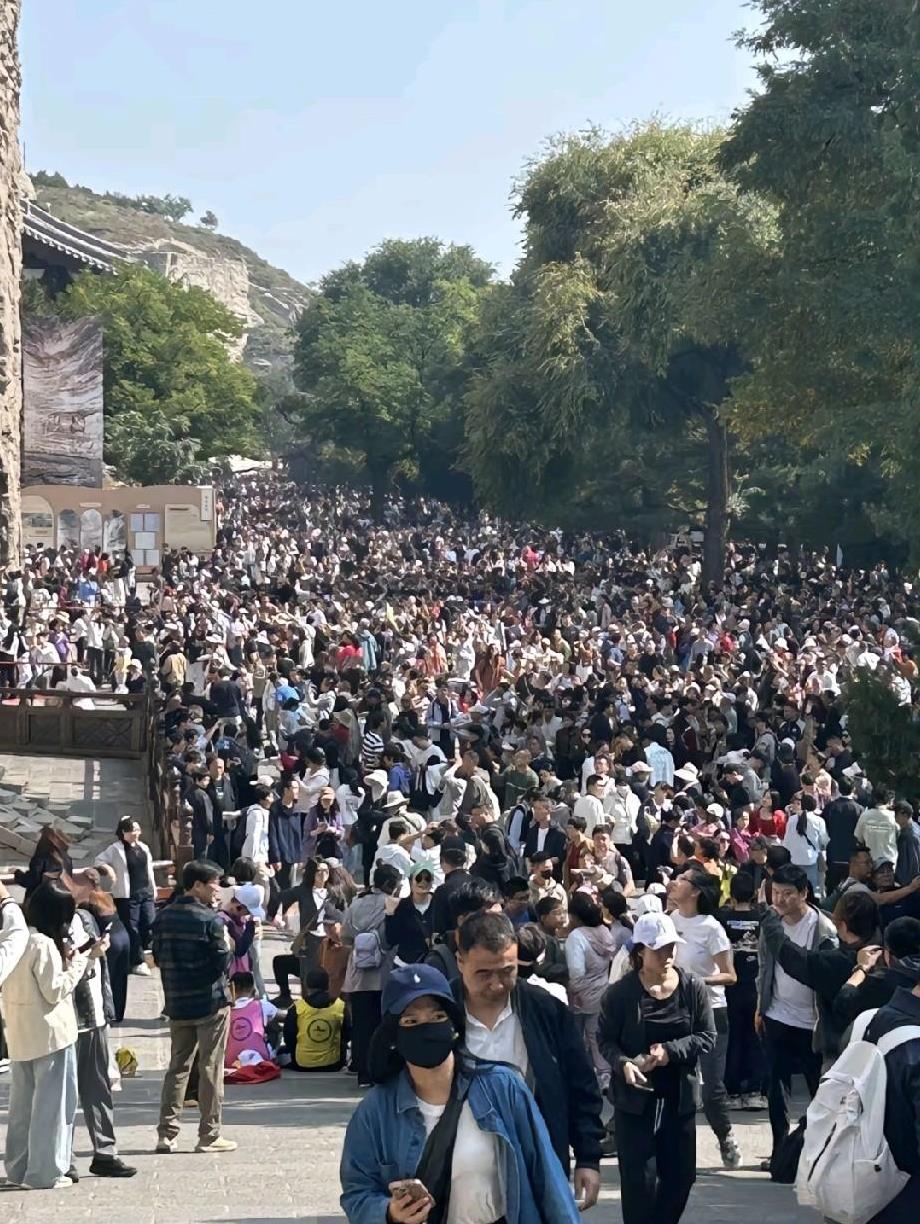 云冈石窟呀，你真让游客们爱恨交加呀！闹心呀！去看你的路上车堵成一堆了。终于到了