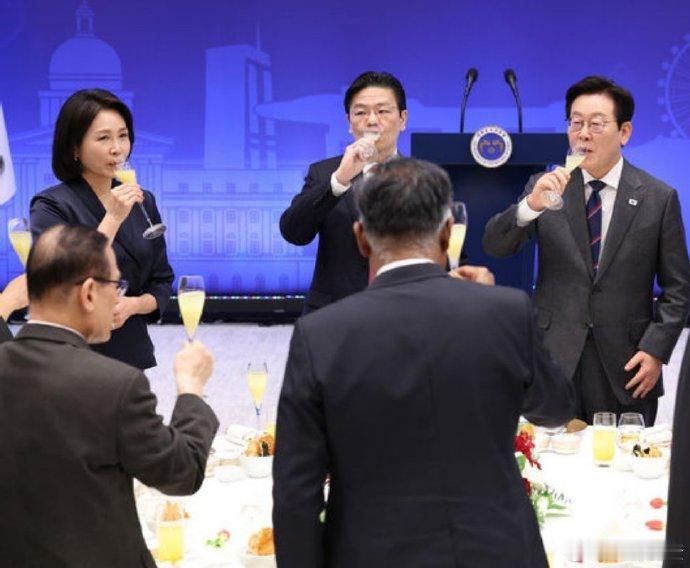 新加坡总理访问韩国，韩国第一夫人给新加坡总理夫人举办午宴！11月2日，新加坡总