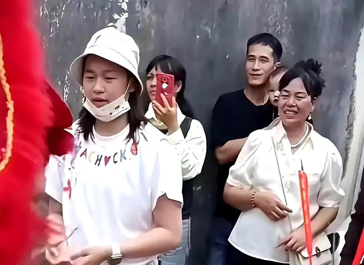 绿珠项链玉镯金链精气神十足，全红婵的妈妈穿得很精神而她旁边那个戴着墨镜、微微