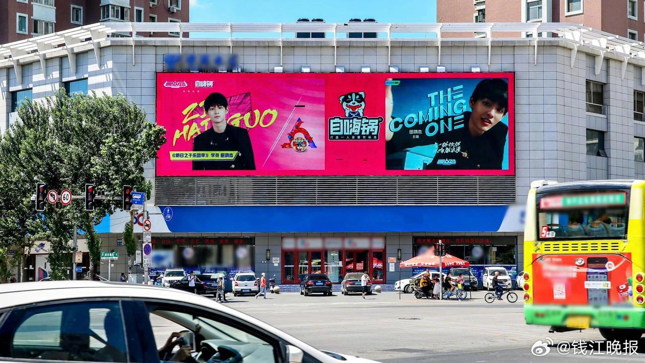 【#母公司破产自嗨锅却还在嗨卖#】“自嗨锅旗舰店还在搞满减，但它母公司都破产了，