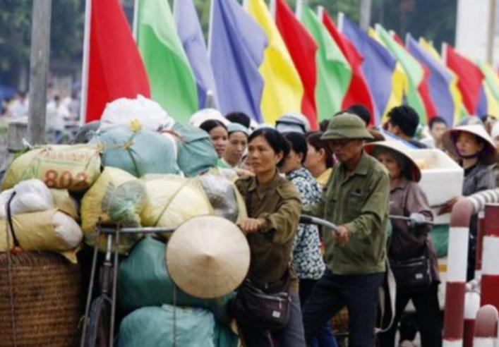 颠覆认知，中国八块钱的解放鞋到越南边境直接卖到80块，两毛钱的打火机翻十倍卖两块