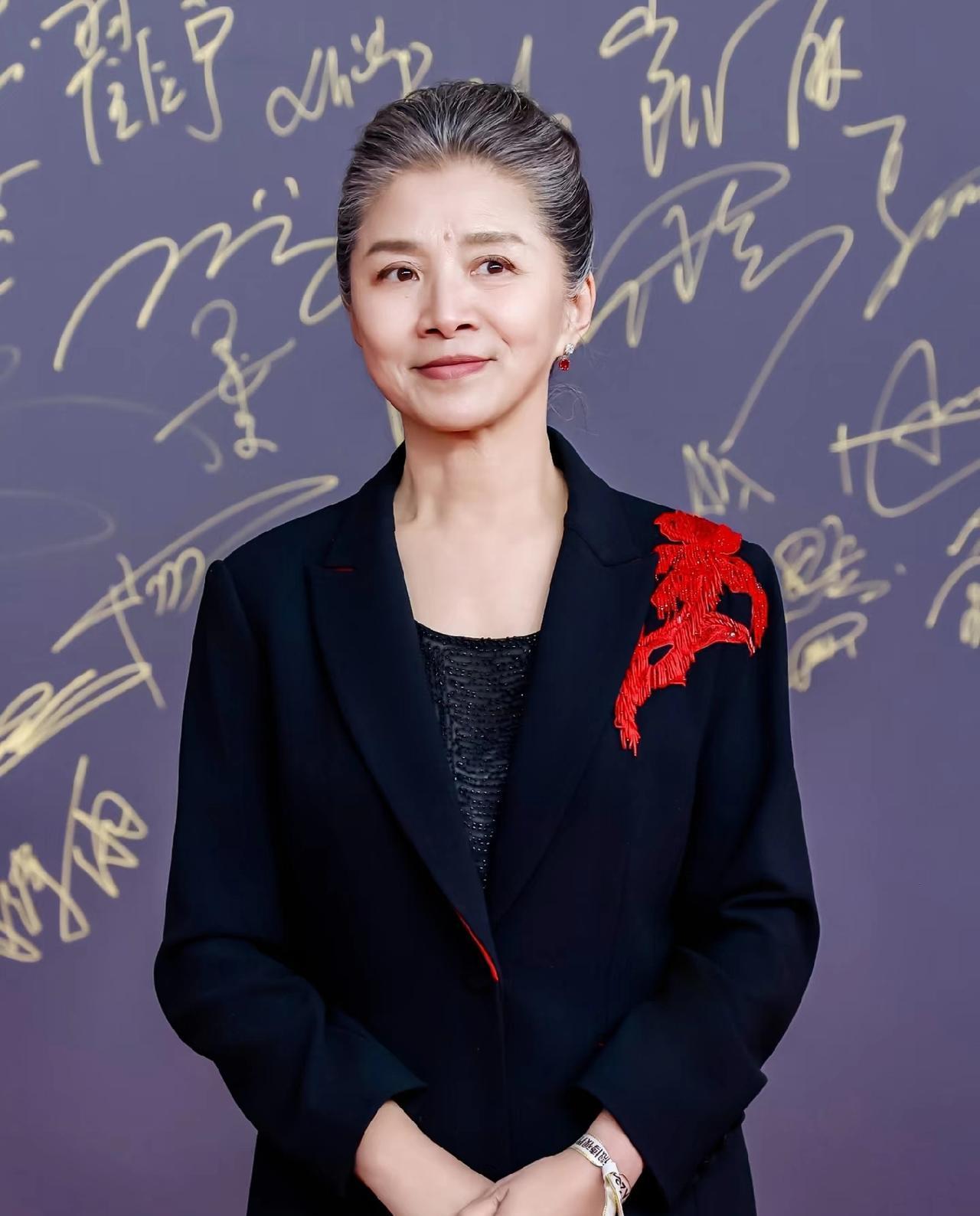 一出好戏，把66岁老戏骨当“药渣”，榨干了给流量明星镀金，转身就扔。《生万物》