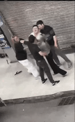 第一刀直奔要害，受害人侥幸躲过，这已经是老天爷给的一次活命机会。可致命的第二