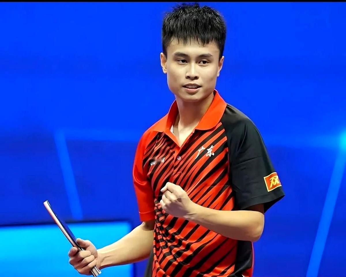 王皓把周启豪拉到一边，估计就说了几句捅破窗户纸的话，世乒赛男团半决赛的休息室里，