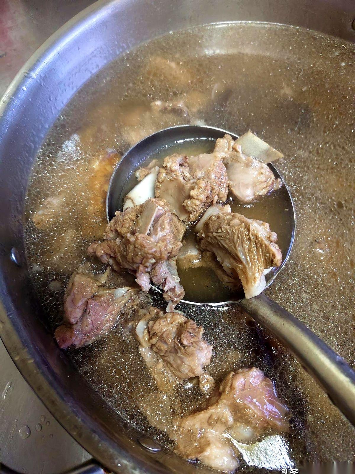 中午12点，楼下邻居还坐在我家沙发上，一点要走的意思都没有。突然，她手机在茶几