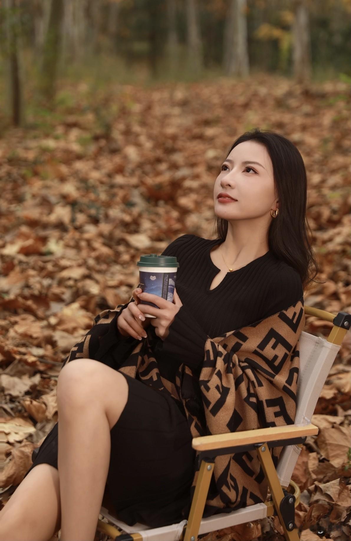 有气质的女人给人什么感觉给人一种成熟稳重的感觉，处事不惊。