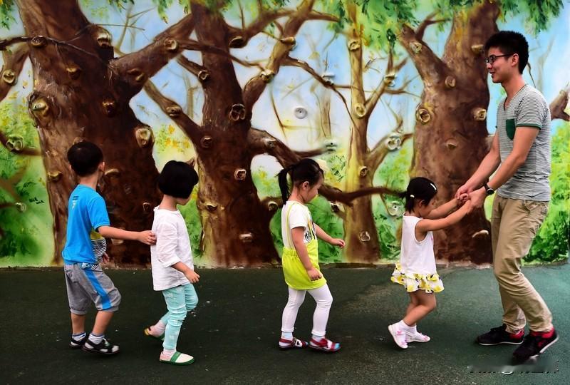 主要原因是事多，工资低，家长啥事都找老师，感冒了，咳嗽了，都怨老师没照顾好。孩