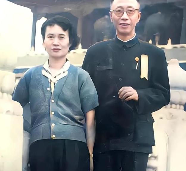 三岁登基，六十一岁在植物园扛铁锹。这事儿听起来像笑话，但它是真的。更离奇的是