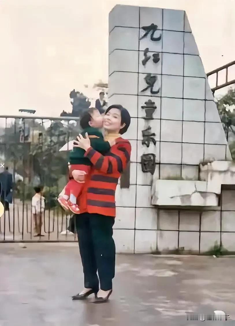 年轻时许敏好美！她拥姚策的姿势更美！作为养母的许敏，对养子策倾注了全部的爱