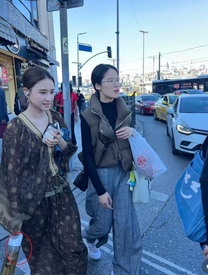 偶遇35岁何超莲现身土耳其街头，带工作人员团建，手中拎着自己泡的养生茶。10