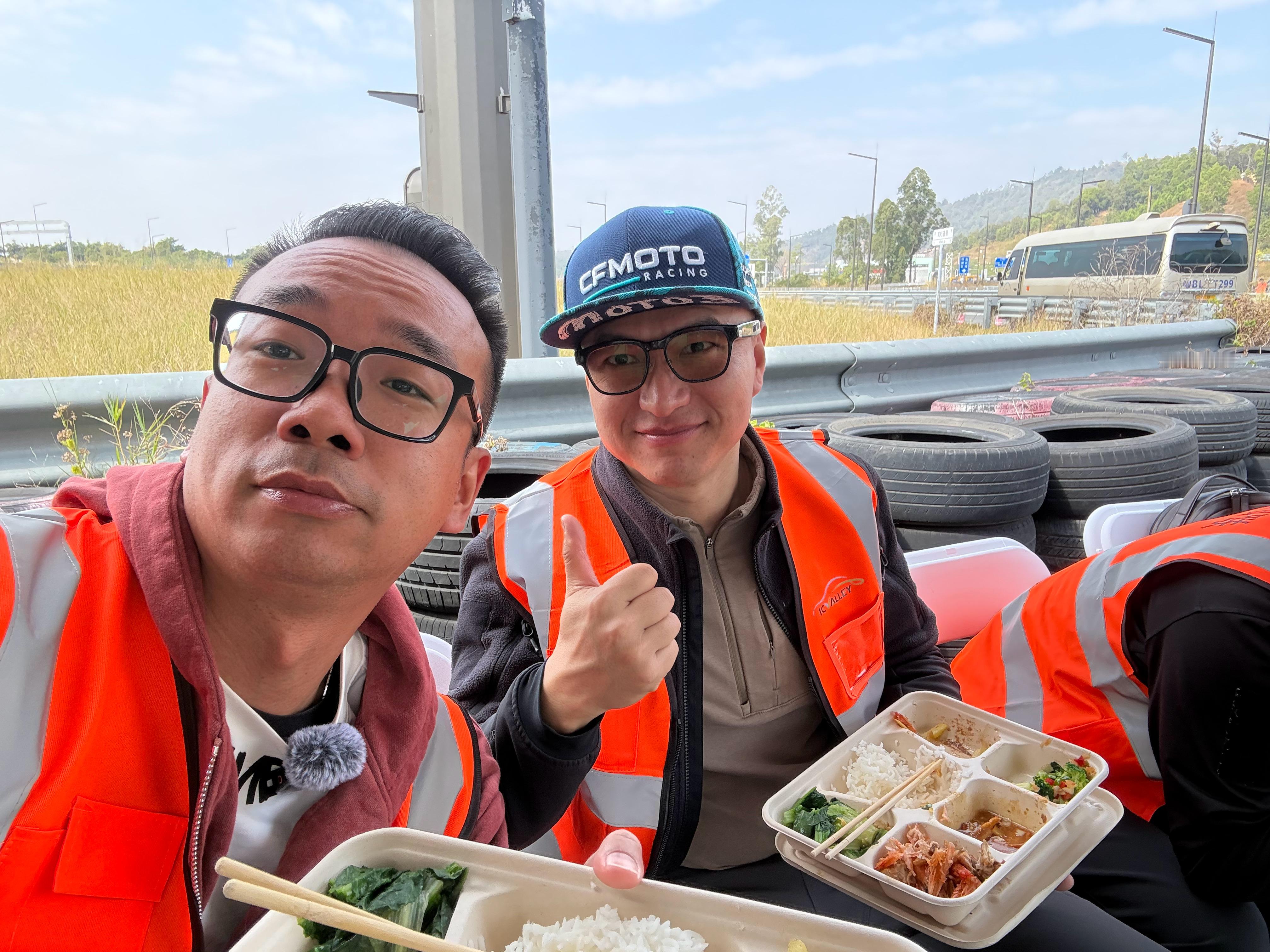 今天拍摄的另一收获，就是见到帅气的老师，并且共进午餐