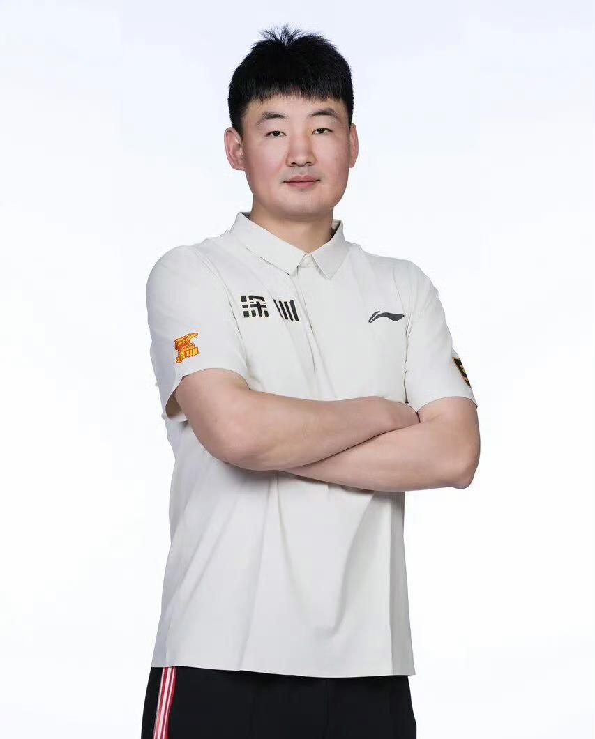 CBA深圳男篮主帅之位已定！根据篮球媒体人-球圈赵探长了解的最新情况，中国男