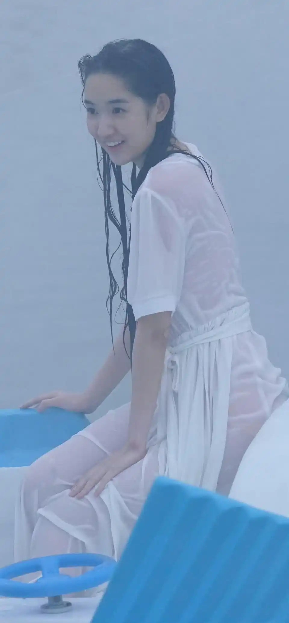 王玉雯雨戏豁出去了？浑身湿透后大家才看清她外衣下的穿法​