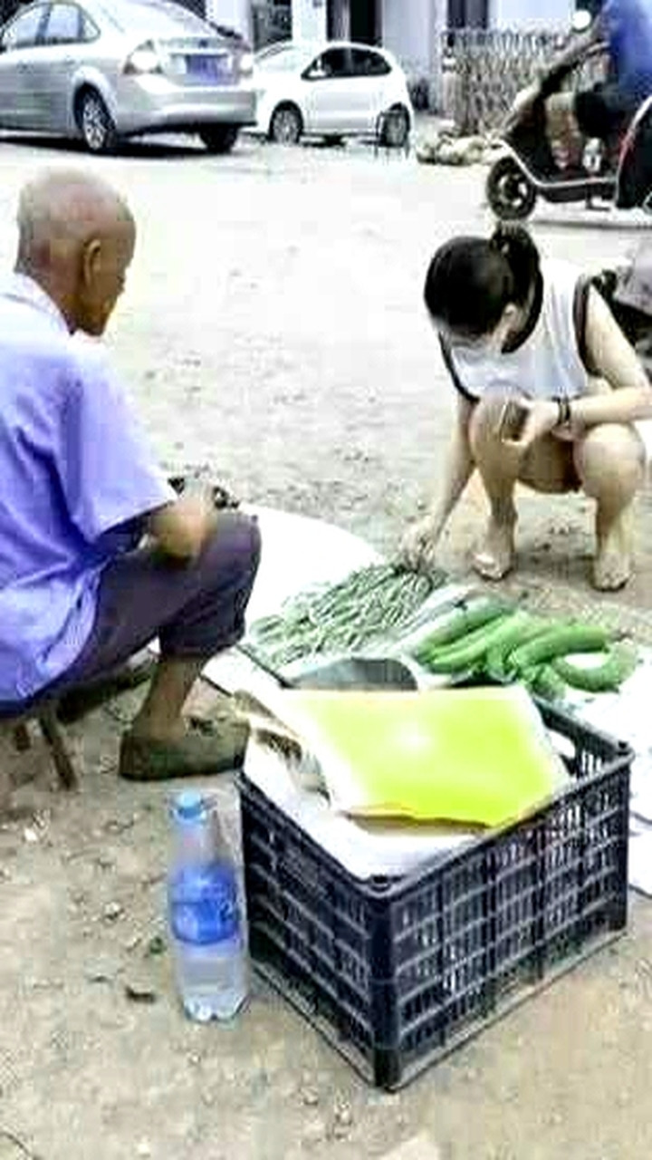 要是在老夫面前买菜，非得吐她一口！